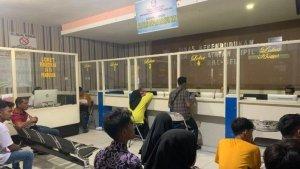 Sejumlah-warga-saat-antri-perekaman-KTP-di-Kantor.jpg
