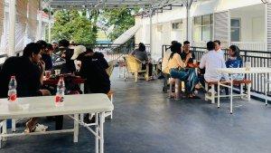 Suasana-siang-hari-di-Cafe-Atap-Mandiri-Ternate.jpg