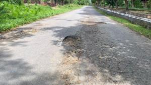 Tampak-beberapa-lubang-di-badan-jalan-penghubung-Kantor-DPRD-Halmahera-Selatan.jpg