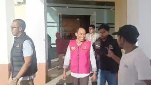 Tersangka-Hamka-kenakan-ditahan-penyidik-Kejari-Pulau-Taliabu.jpg