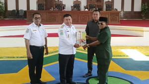 Wakil-Bupati-Pulau-Taliabu-La-Ode-Yasir-serahkan-5-Ranperda-ke-DPRD.jpg