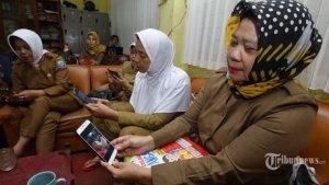 guru-mengecek-muridnya-belajar-di-rumah-lewat-aplikasi-video-call.jpg