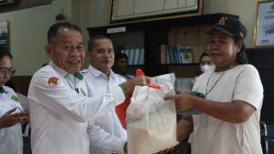 kanwil-kemenag-bagi-sembako-di-hari-santri.jpg