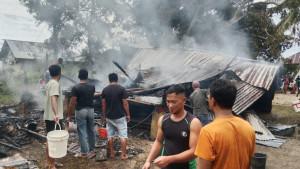 kebakaran-rumah-di-taliabu.jpgkebakaran-rumah-di-taliabu-01.jpg