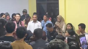 kunjungan-sherly-laos-ke-asrama-mahasiswa-malut.jpg