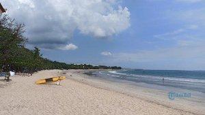 pantai-kuta-badung-bali-terlihat-lengang.jpg
