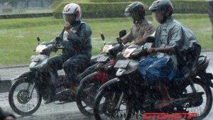 pengguna-sepeda-motor-memakai-jas-hujan-saat-hujan-tiba.jpg