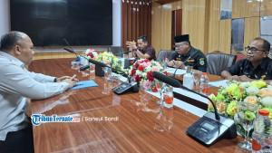 wawancara-berlangsung-di-ruang-rapat-Sekretaris-Daerah-Maluku-Utara.jpg