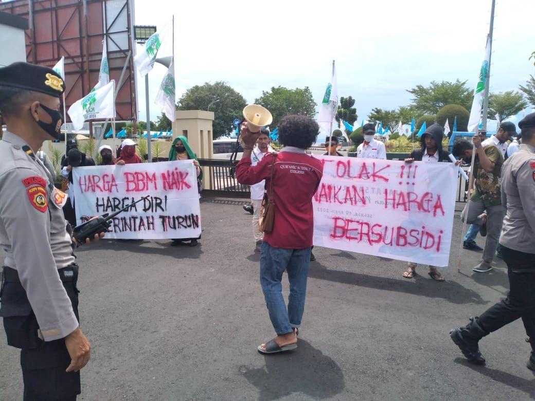 Tolak Kenaikan Harga BBM di Ternate, Pendemo Tulis di Spanduk ‘BBM Naik Harga Diri Pemerintah Turun’