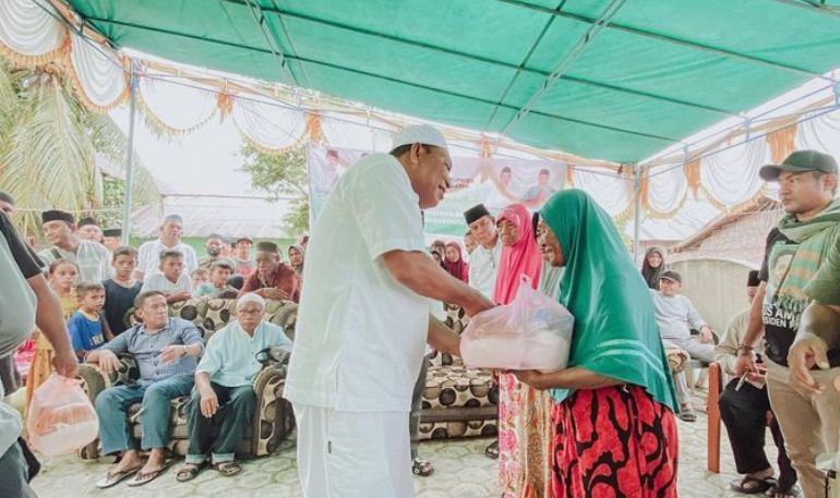 Gelar Safari Ramadan di 3 Desa, Bupati Halmahera Selatan Bagi-bagi Paket Sembako Kepada Warga