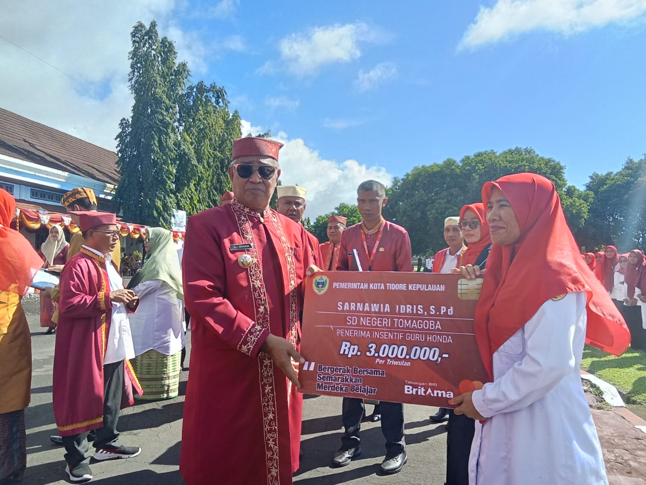 Pemkot Tidore Berikan Insentif 300 Guru Honor dan 273 Operator Sekolah di Hardiknas tahun 2023