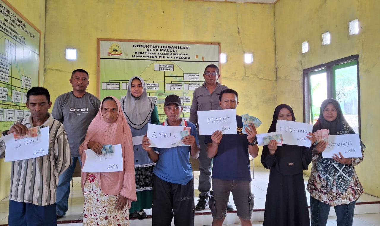 Pemerintah Desa Maluli Taliabu Maluku Utara Bayar BLT-DD 2 Tahap Sekaligus, Warga Gembira