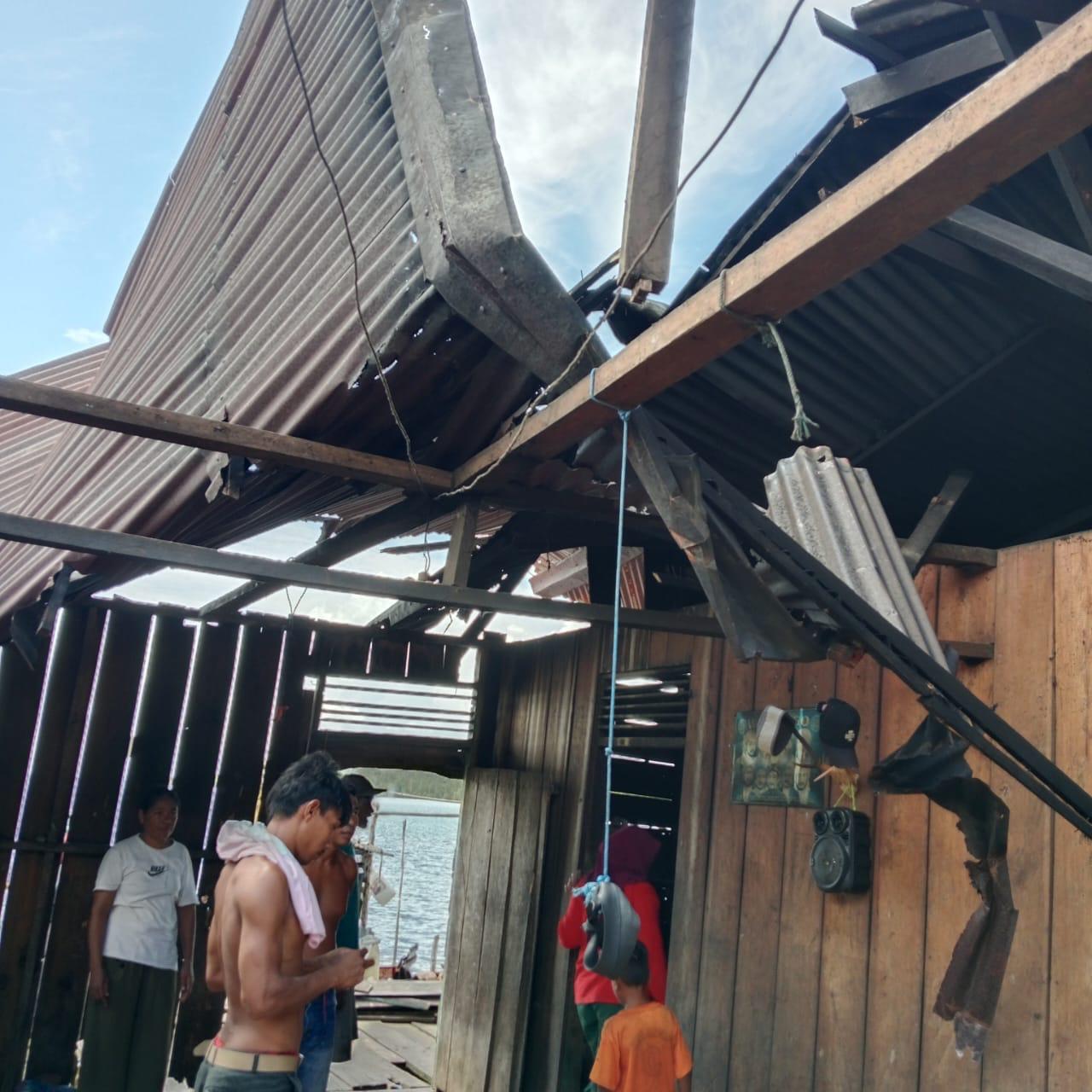 Rumah Warga Desa Loleomekar Halmahera Selatan Rusak Dihantam Puting Beliung