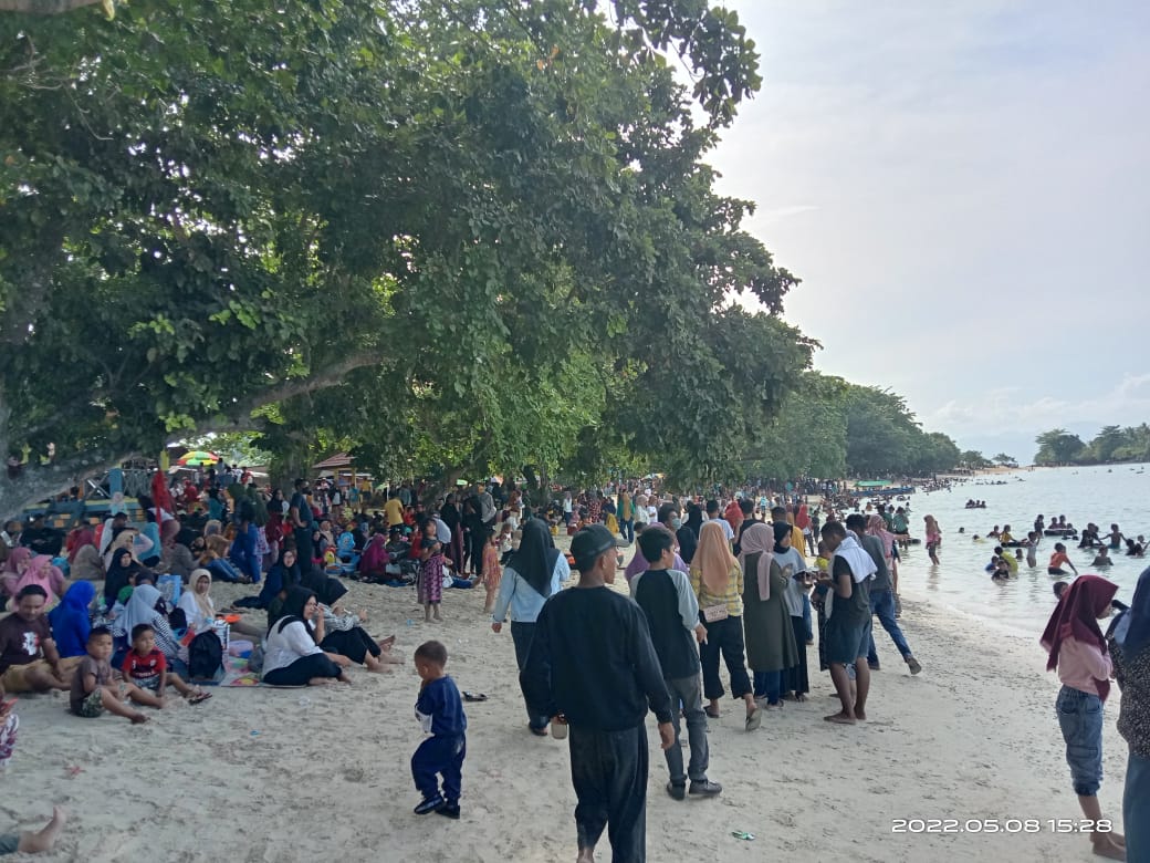 Pengunjung di Wisata Pantai Luari Juga Membludak pada Puncak libur lebaran