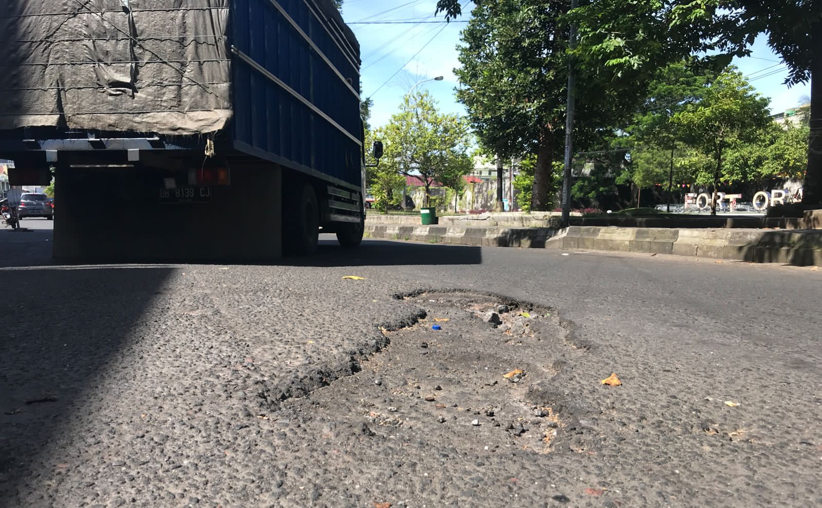 Pengendara Was Was Lewati Jalan depan Taman Film Benteng Oranje, Ada Lubang yang Mengancam