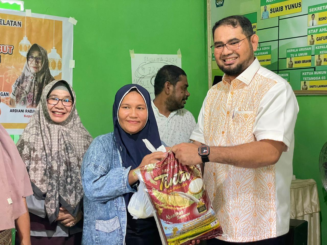 Sambut Bulan Suci Ramadan, Bupati Halmahera Selatan Salurkan Ribuan Paket Sembako ke Warga