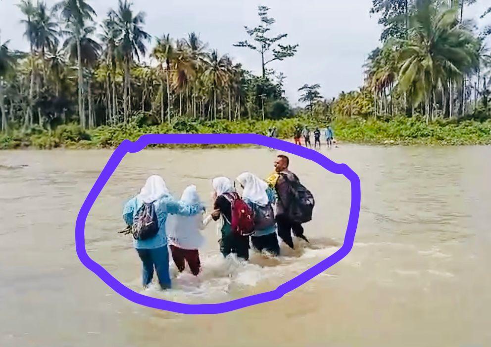 Begini Aksi Polisi di Kepulauan Sula Bantu Siswa/ Siswi Terobos Sungai