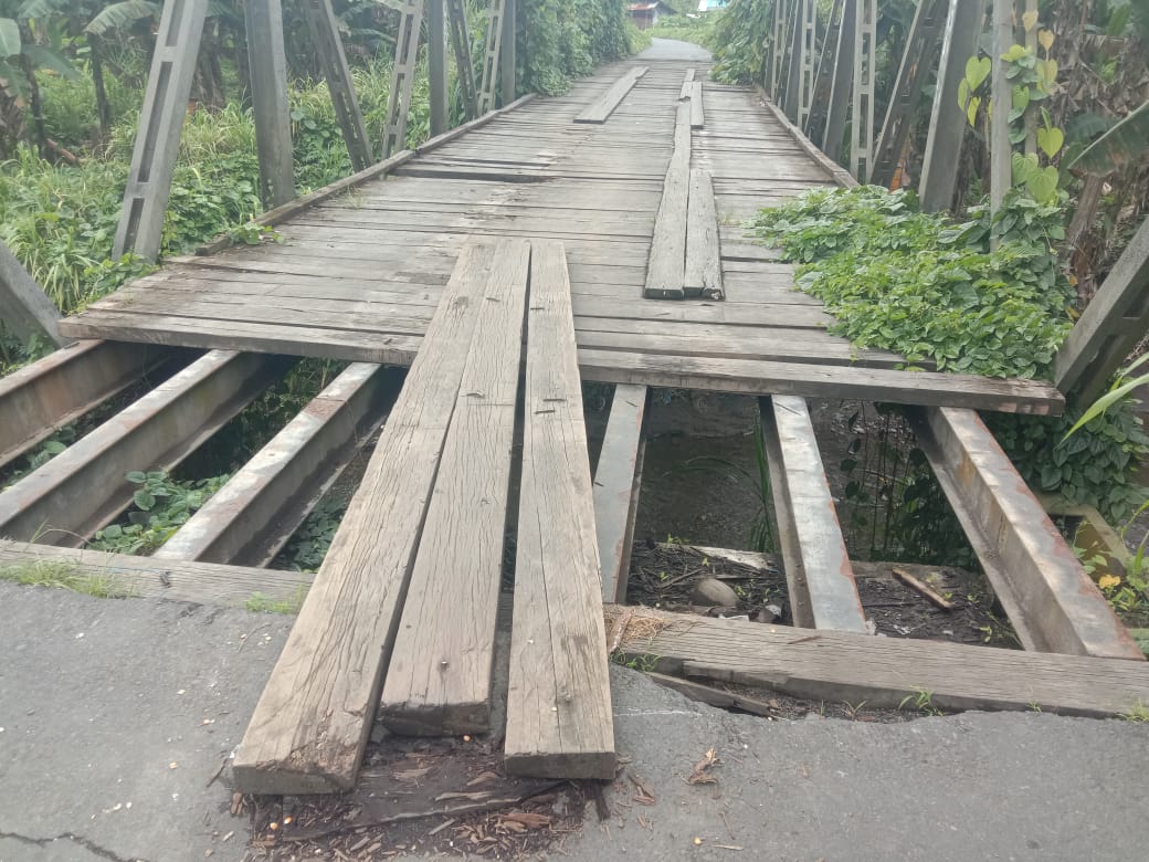 Warga Keluhkan Jembatan Kayu Menuju Pasar Wosia Halmahera Utara, yang Sudah Rusak Parah
