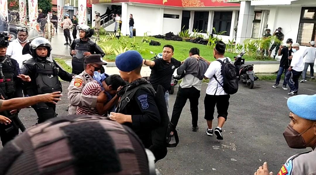 Unjuk Rasa di Kantor Wali Kota Ternate Berujung Ricuh, Polisi Amankan Beberapa Mahasiswa