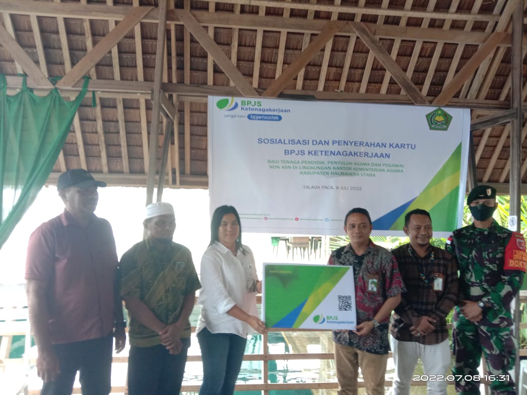 BPJS Serahkan 436 Kartu Kepesertaan Ketenagakerjaan ke Kemenag Halmahera Utara