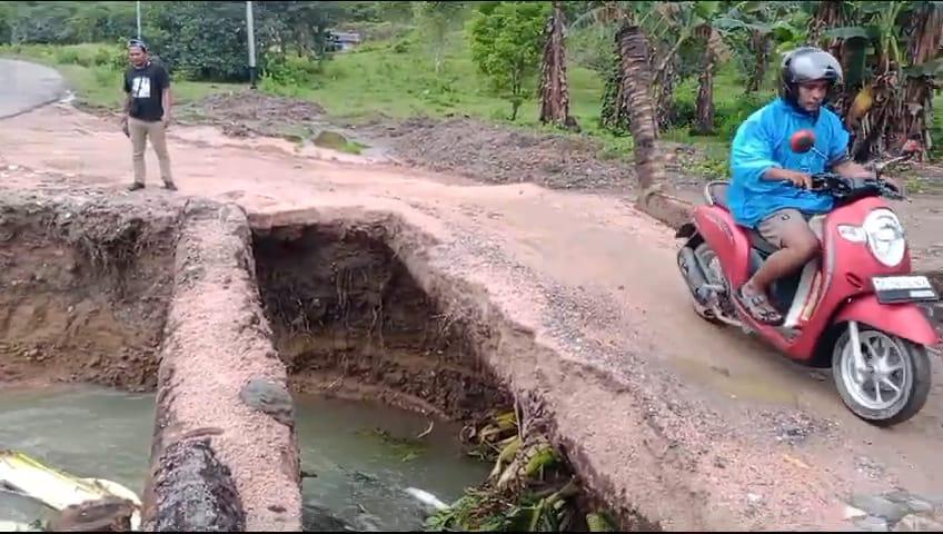 Jembatan Darurat di Desa Talo Pulau Taliabu Maluku Utara Ambruk, Pengendara Diminta Waspada