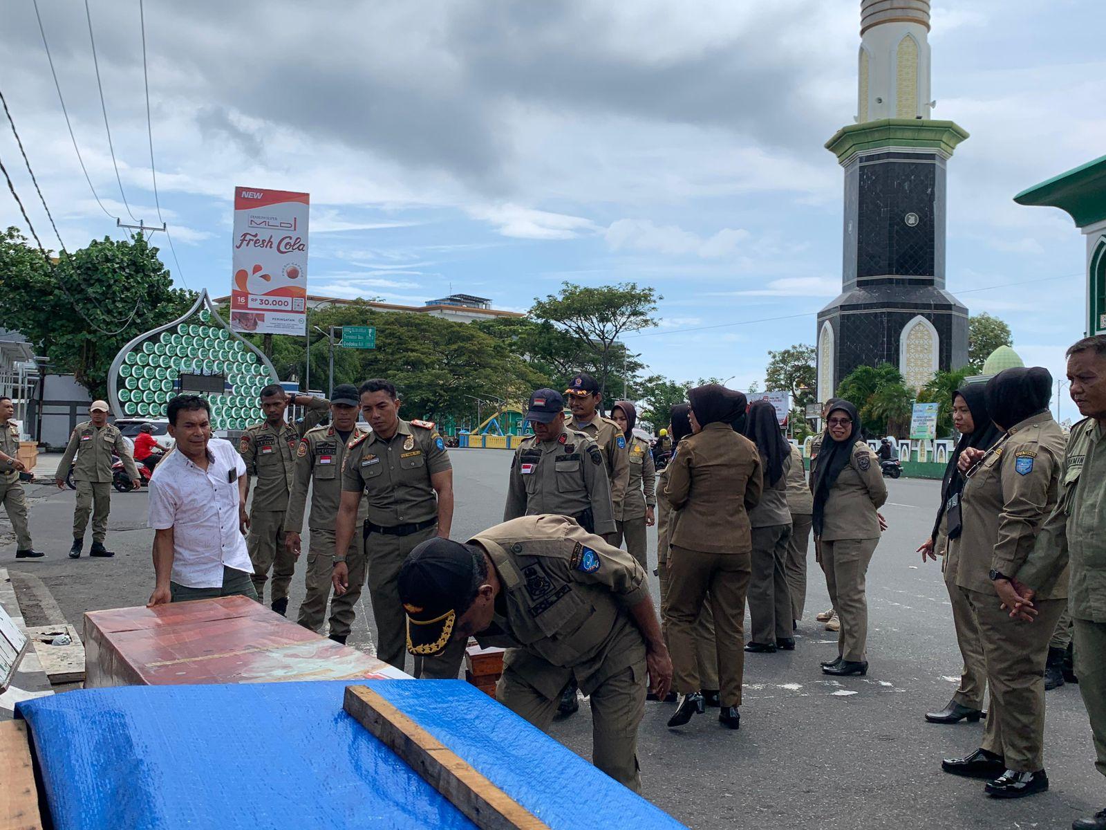 Satpol PP Ternate Maluku Utara Tertibkan Gerobak di Bahu Jalan, Kasat: Agar Tidak Semrawut