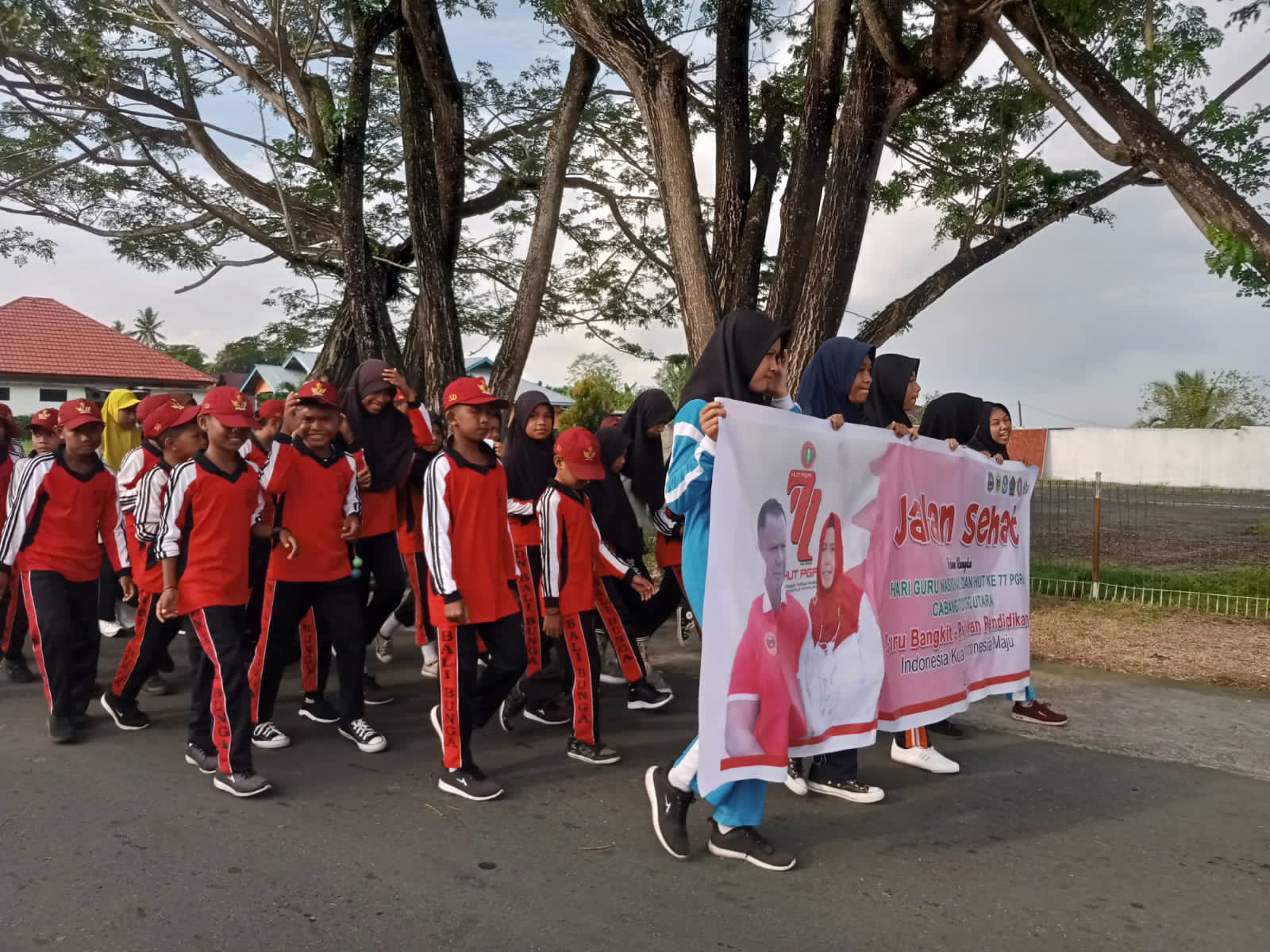 Jalan Sehat Sambut HUT PGRI di Tidore, Ini Harapan Wakil Wali Kota