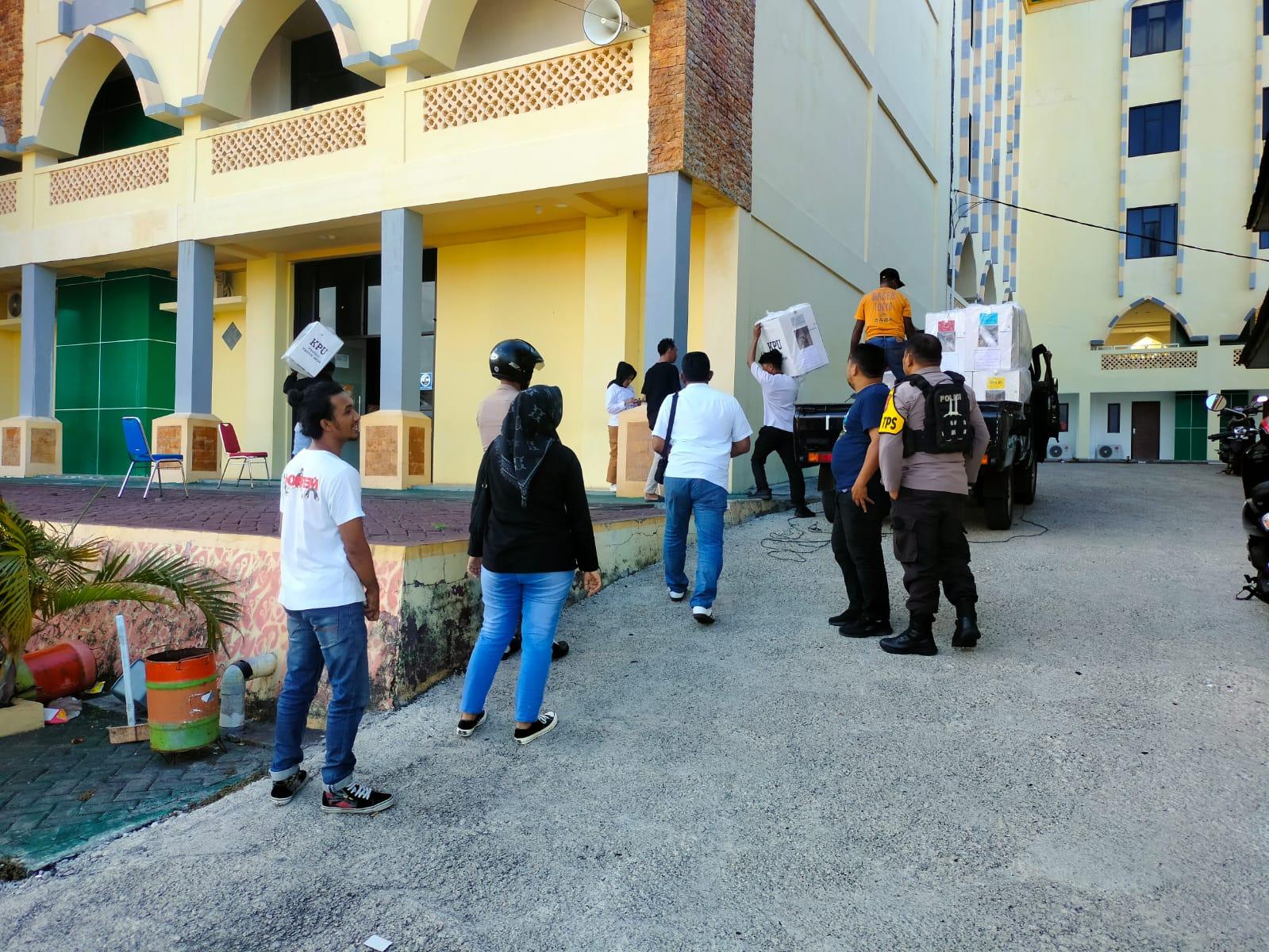 Sudah 820 Kotak Surat Suara Terkumpul di Arena Pleno Kecamatan Ternate Selatan