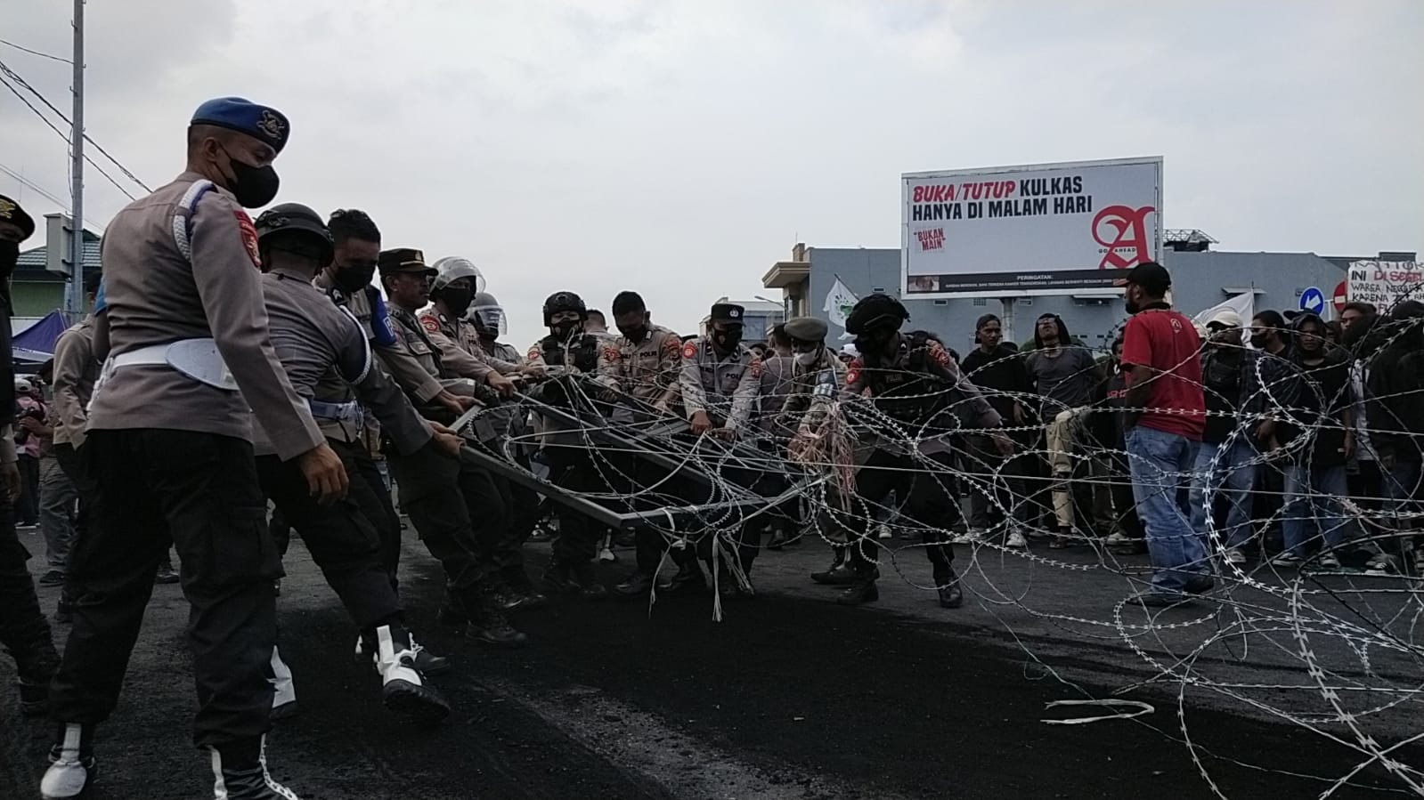 Kondisi Memanas, Polisi dan Pengunjuk Rasa di Ternate Saling Tarik Kawat Duri