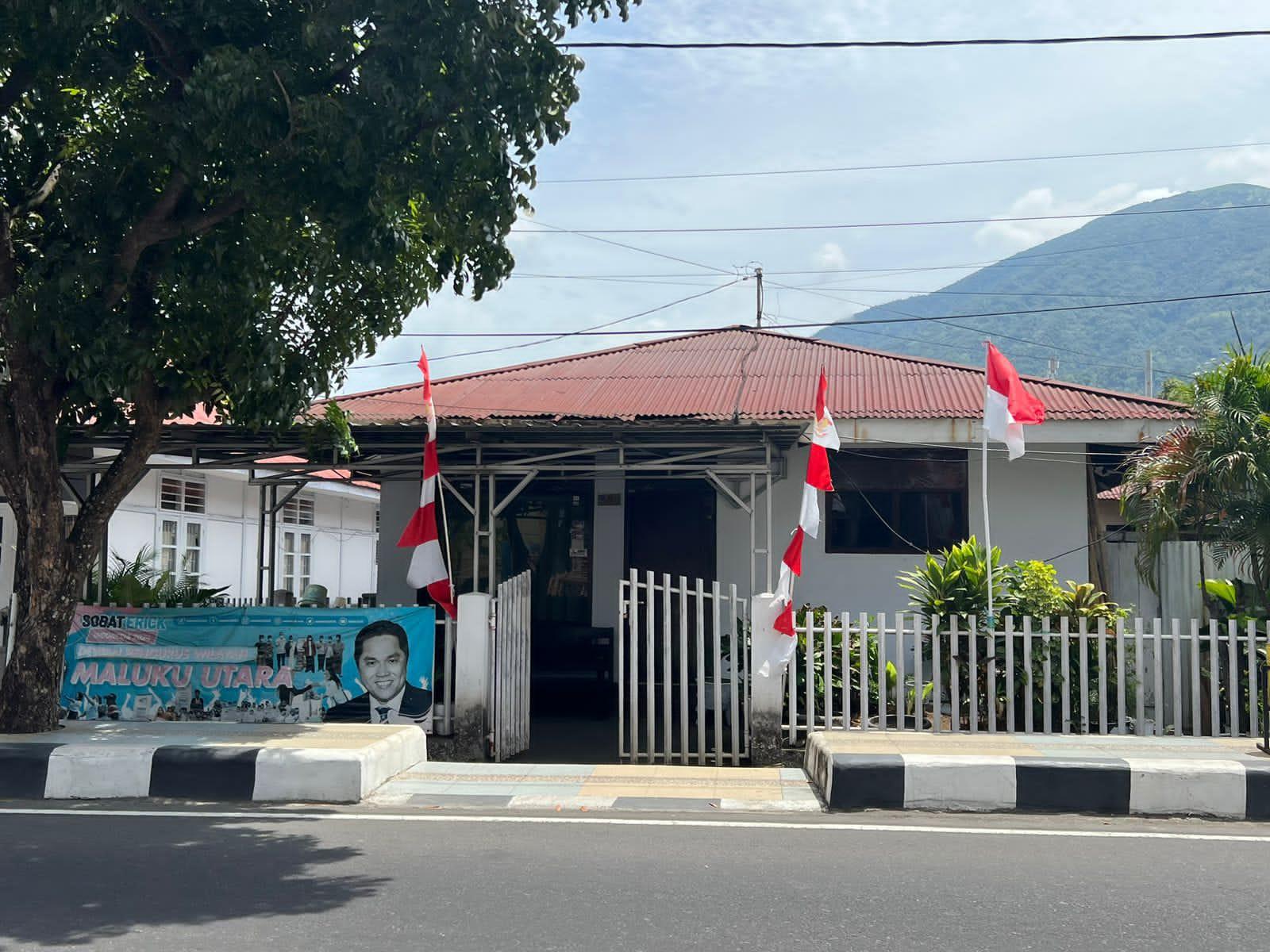 Spanduk Sobat Erick Tohir Terpasang di Rumah Warga di Ternate Maluku Utara