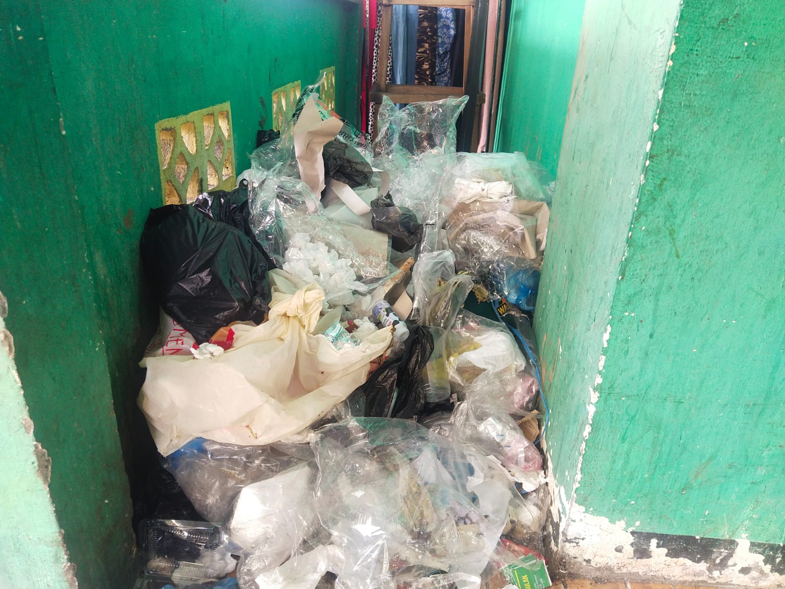 Penanganan Sampah di Pasar Kie Raha Kota Ternate Dikeluhkan, Retribusi Lancar, Sampah Menumpuk