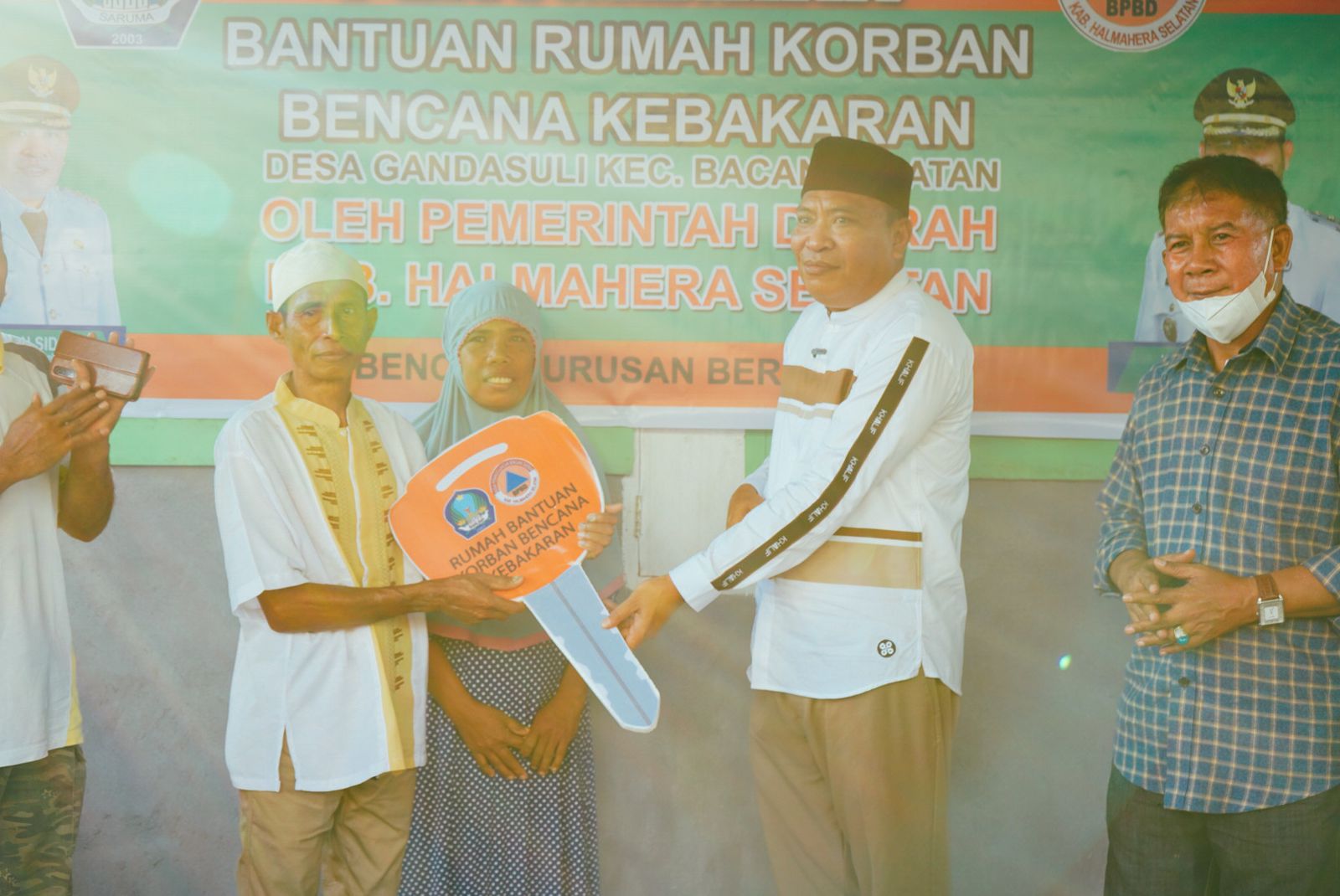 Tuntas Dibangun, Bupati Halmahera Selatan Serahkan Kunci Rumah Korban Kebakaran di Desa Gandasuli