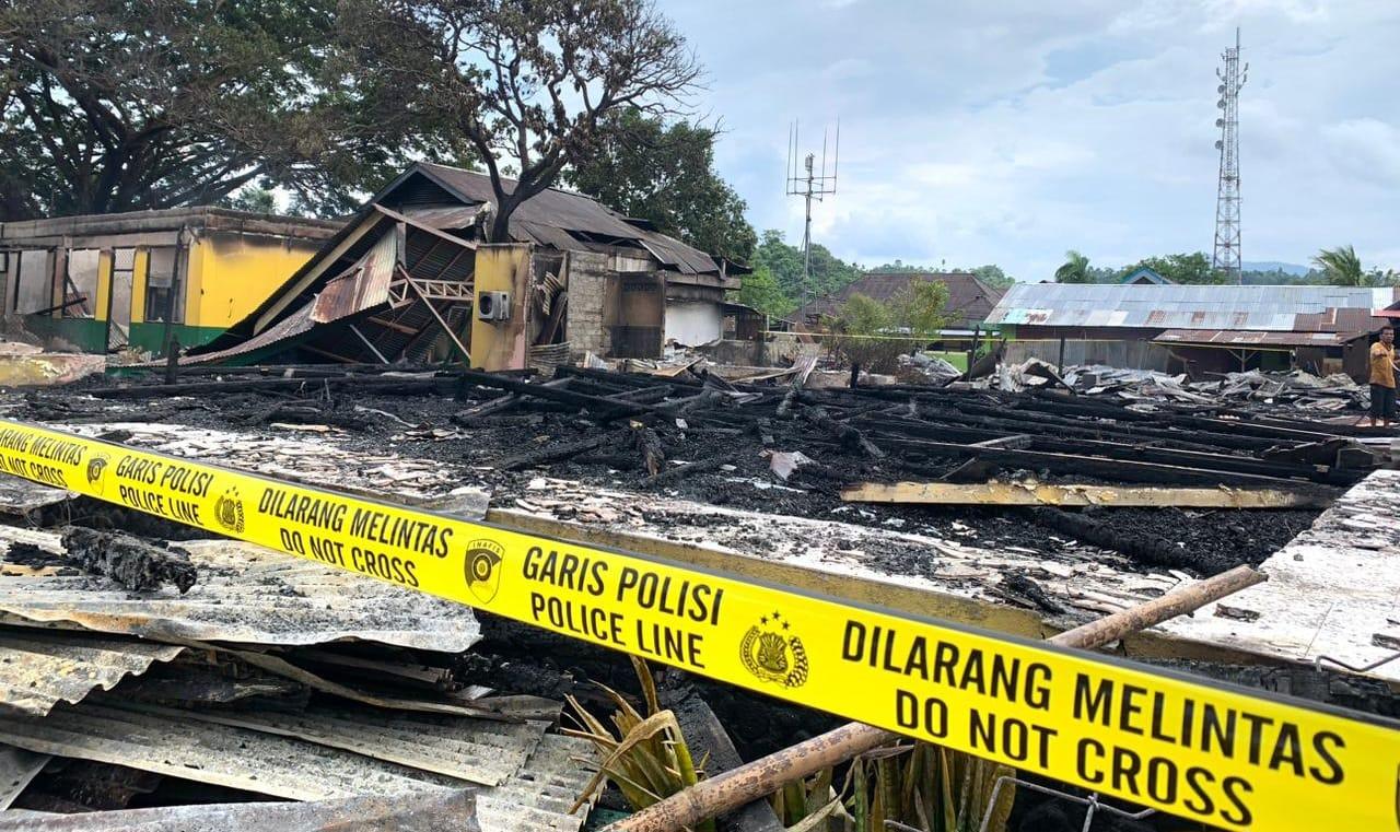Olah TKP, Polres Halmahera Selatan Maluku Utara Police Line Kantor Satpol PP yang Terbakar
