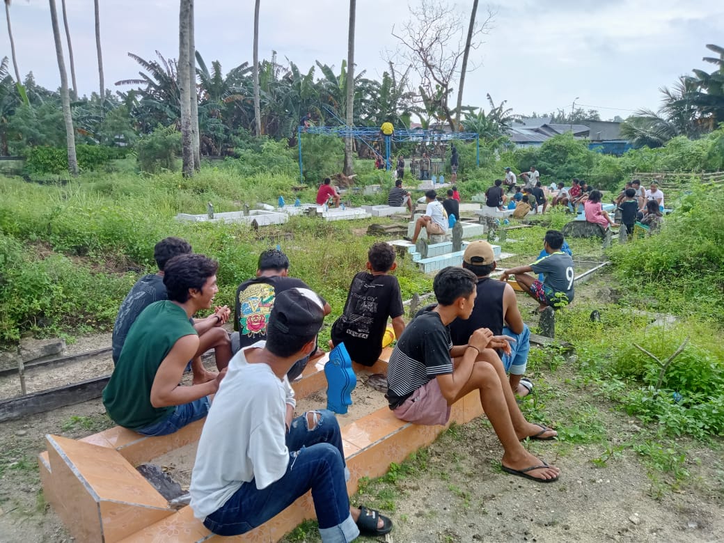 Intip Anak-anak Pengen Liat Otopsi Jenazah Seorang Nenek di Morotai yang Meninggal Misterius