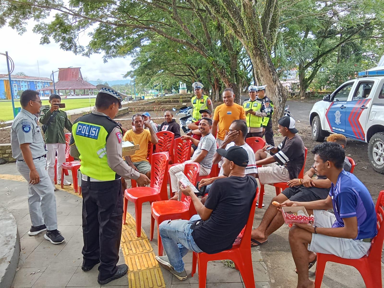 Sopir Angkot di Halmahera Barat Keluhkan Banyaknya Jalan yang Rusak