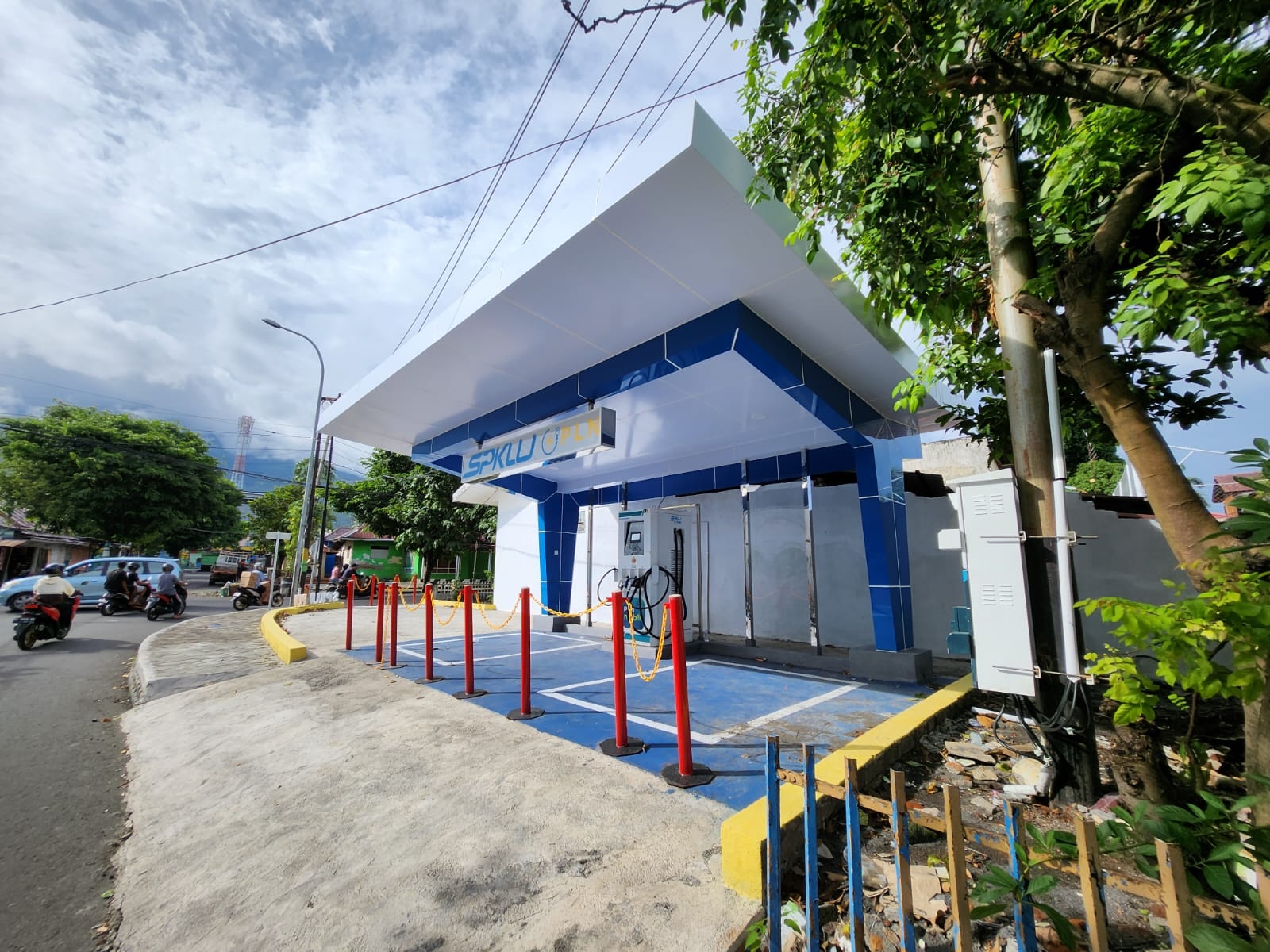 Dukung Penuh Transisi Energi Bersih, PLN MMU Tengah Membangun SPKLU Kedua di Pulau Ternate