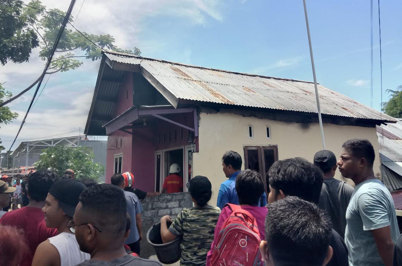 Korsleting Listrik Akibatkan Satu Rumah Warga di Kasturian Ternate Terbakar