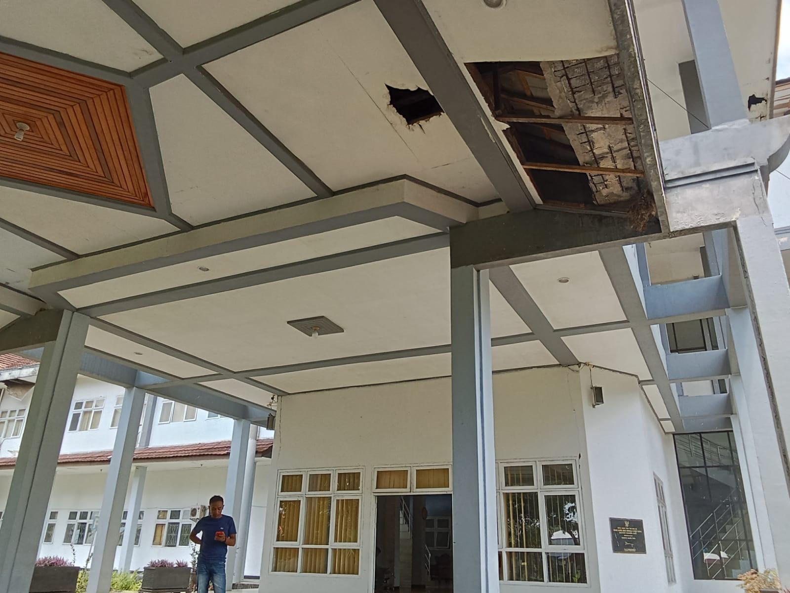 Plafon Kantor DPRD Halmahera Barat Roboh, Nyaris Merenggut Nyawa