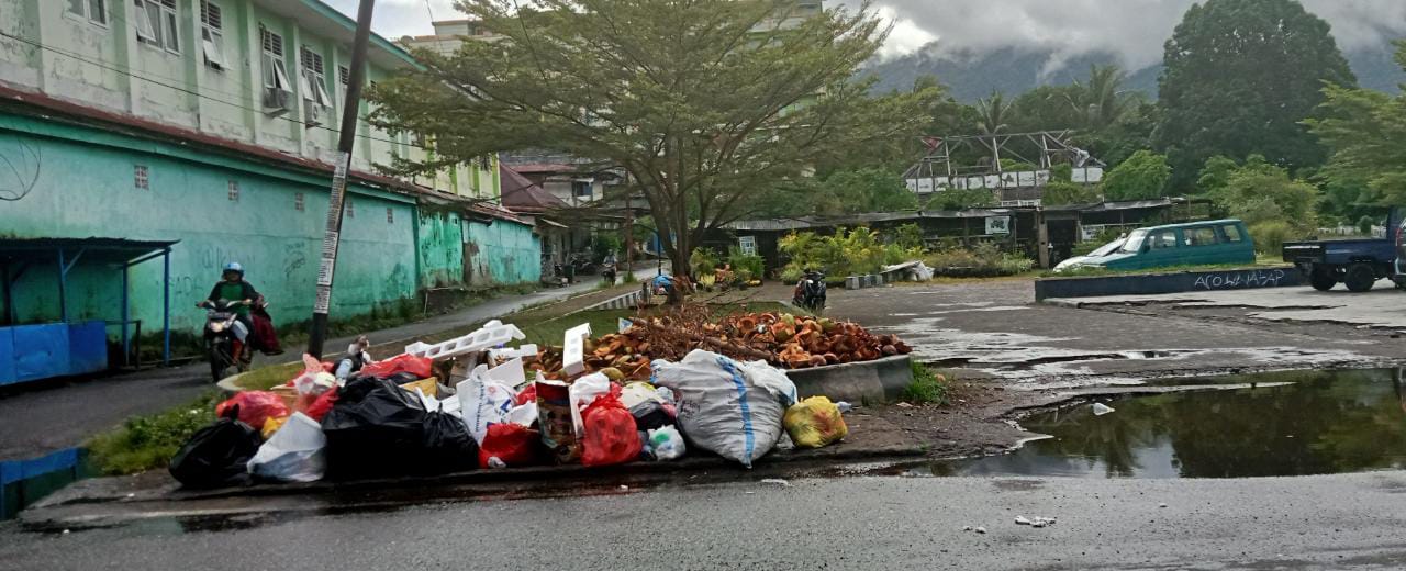 Sampah Menumpuk di Pusat Kota Ternate, Warga Berharap Segera Diangkut
