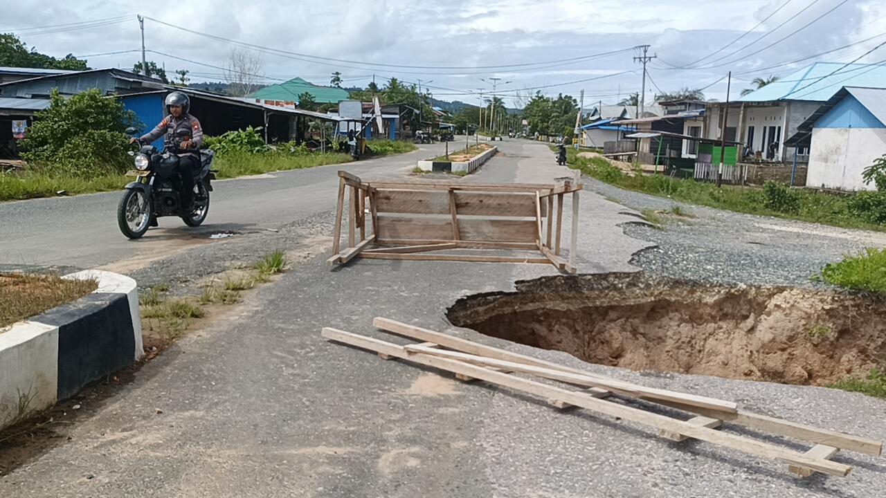 Awas ada Jalan Aspal Ambruk di Ibukota Bobong Pulau Taliabu Maluku Utara