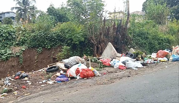 Sampah Menumpuk di Jalan Belakang Kelurahan Sangaji Ternate