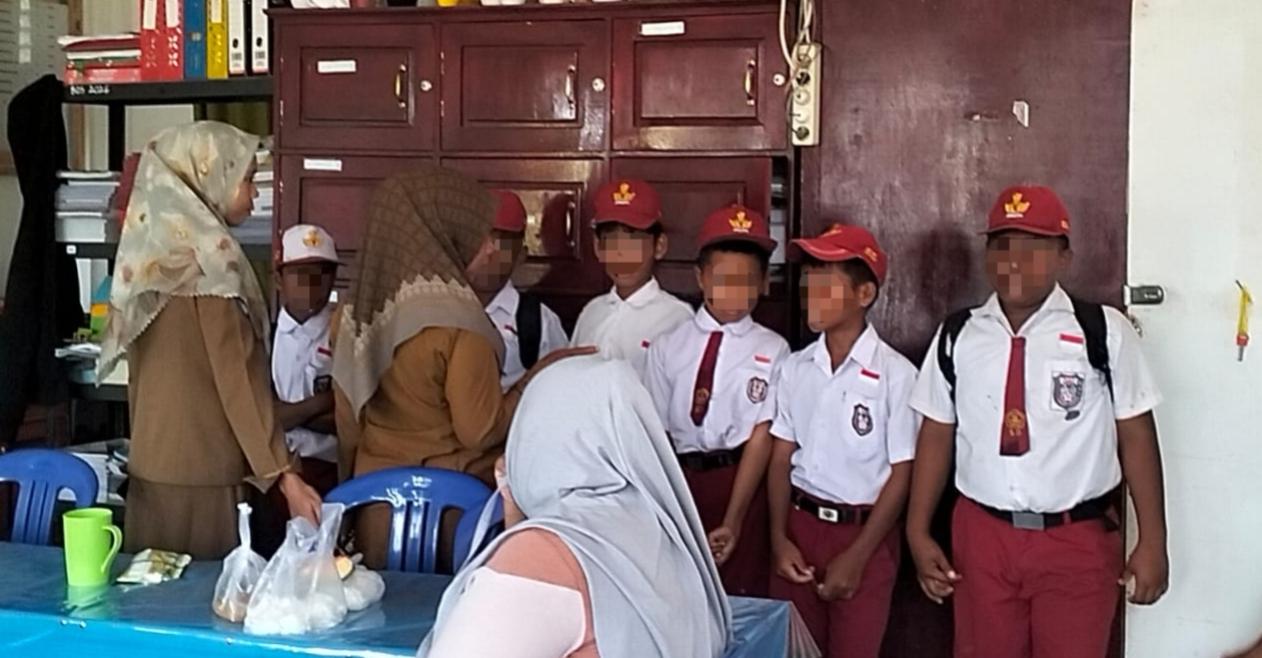 7-siswa-SD-di-Taliabu-dihukum-makan-becek.jpg