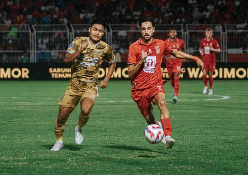 Aksi-Adriano-Castanheira-saat-Malut-United-bersua-Dewa-United.jpg