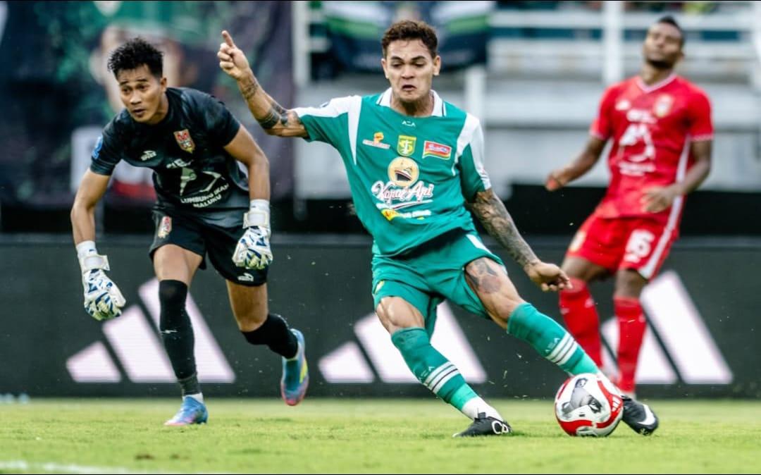 Aksi-Gali-Freitas-pada-laga-Persebaya-Surabaya-vs-Malut-United.jpg