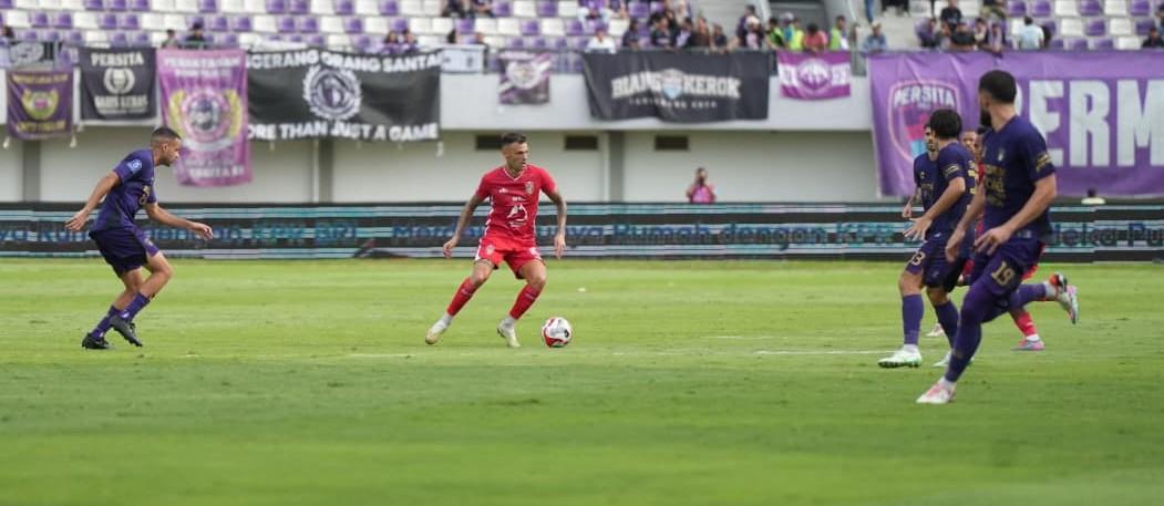 Aksi-Tyronne-del-Pino-pada-laga-Persita-Tangerang-vs-Malut-United.jpg