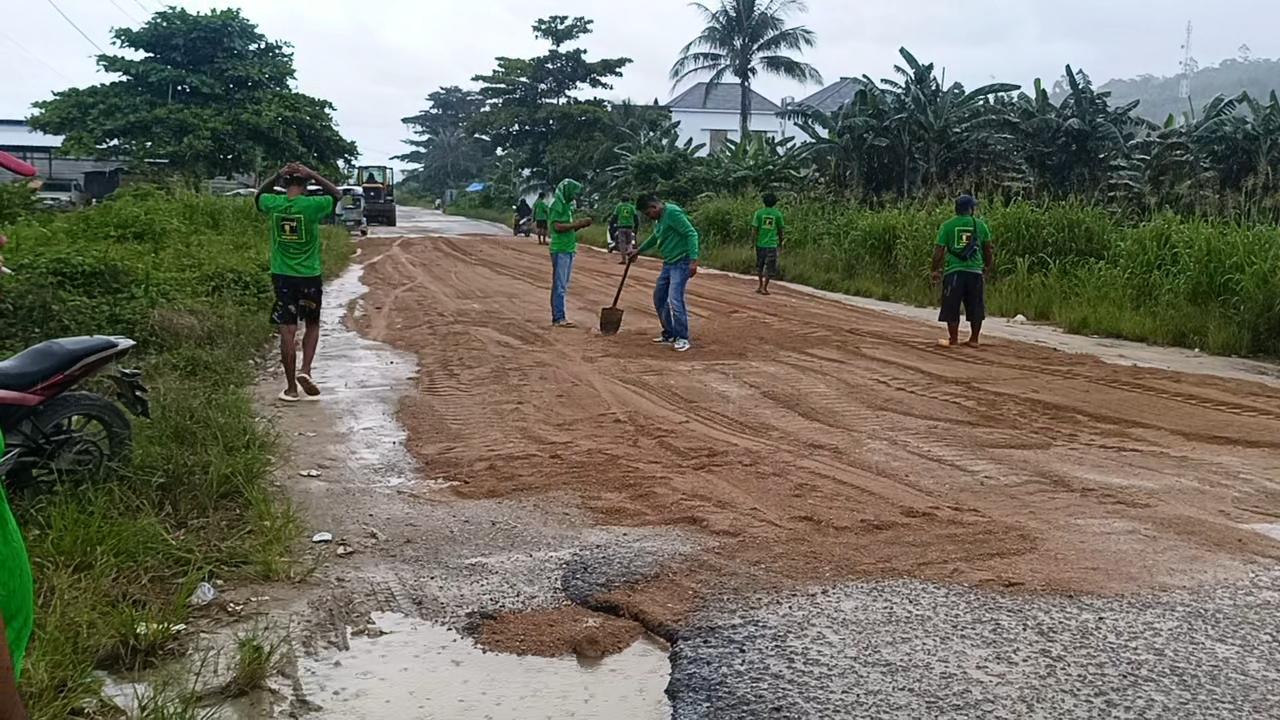 Aksi-baksos-perbaiki-jalan-di-Taliabu.jpg