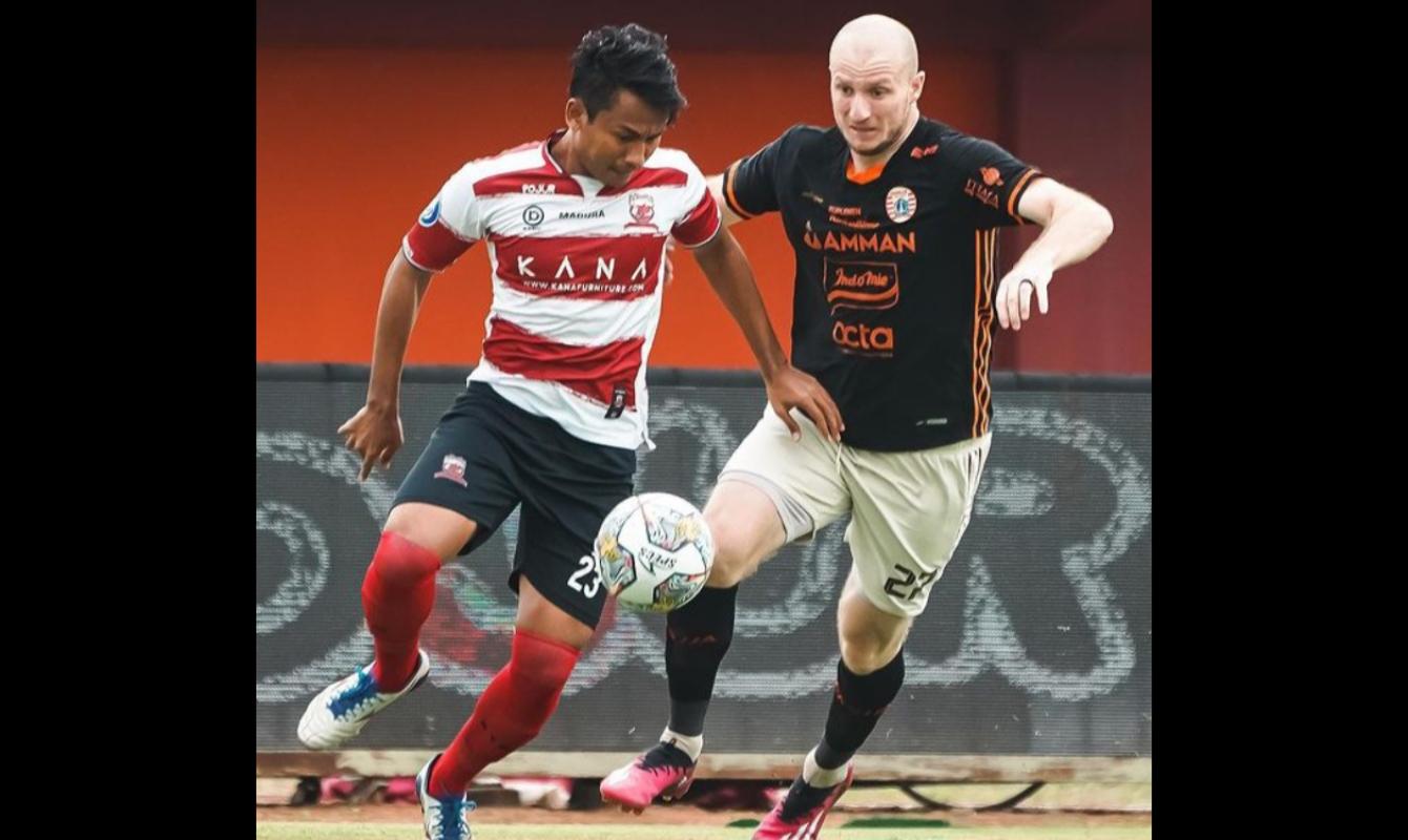 Aksi-pemain-Michael-Krmencik-kanan-saat-Persija-dijamu-Madura-United.jpg