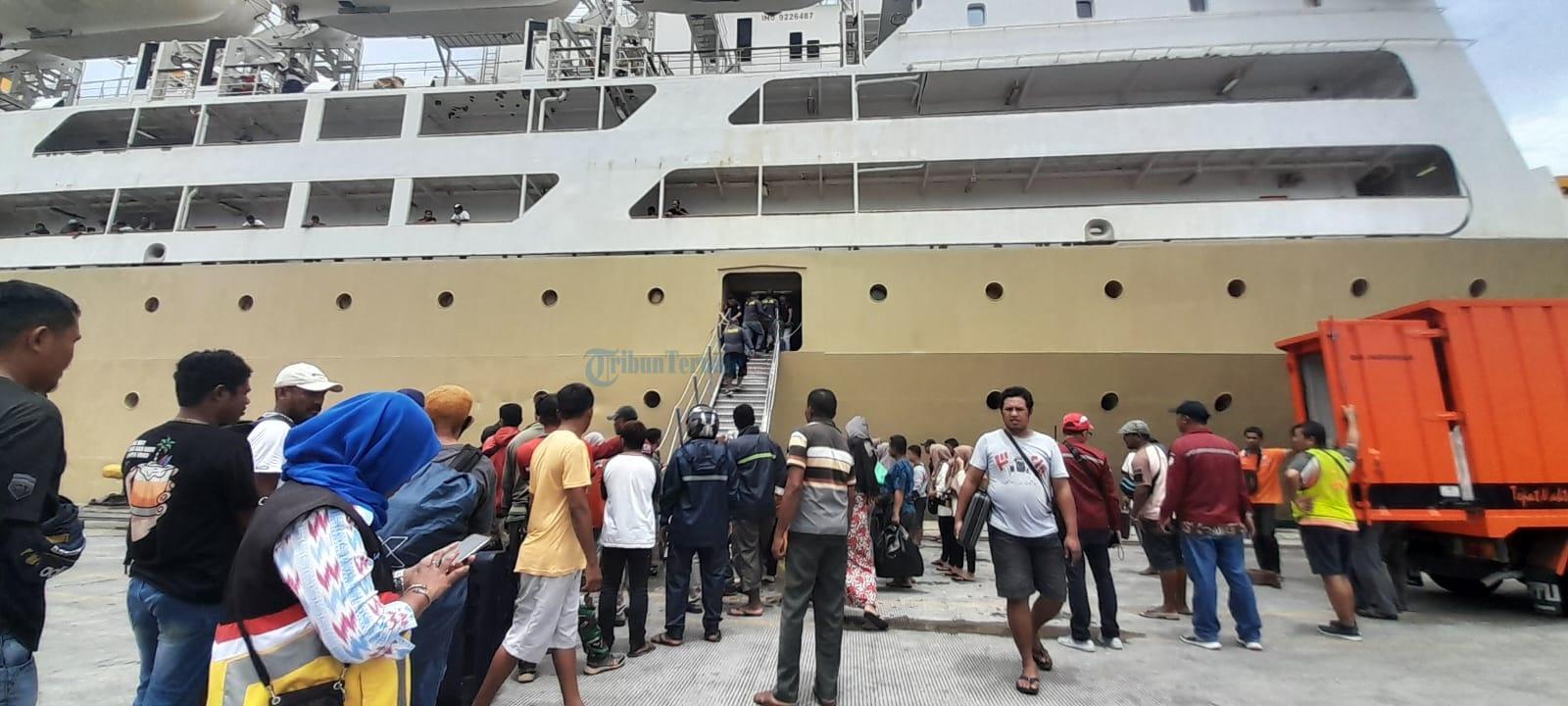 Aktivitas-penumpang-di-dermaga-Pelabuhan-Ahmad-Yani-Ternate-jelang-Lebaran-2023.jpg