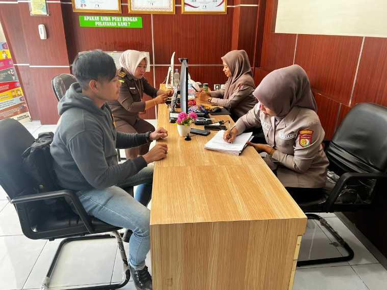 Anggota-Satnarkoba-Polres-Ternate-saat-menyerahkan-berkas-tahap-I-ke-Jaksa.jpg