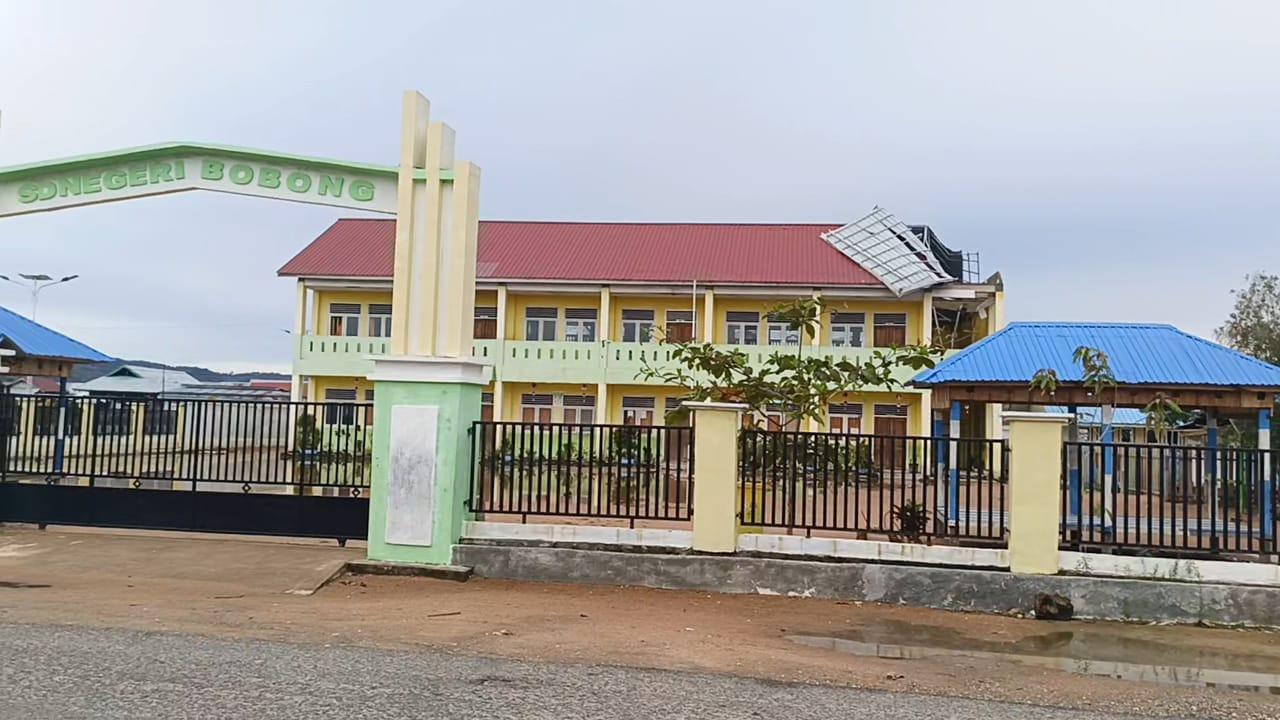 Angin-kencang-rusaki-atap-SD-Negeri-Bobong-Taliabu.jpg